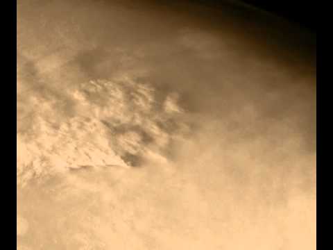 La sombra de Phobos sobre una tormenta marciana