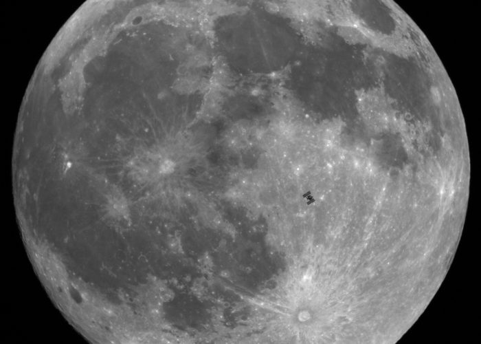 La ISS en tránsito lunar