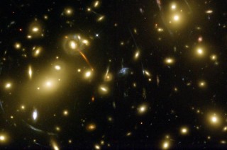 Cúmulos de galaxias Abell 2218.