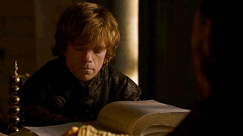 Tyrion buscando información en los libros antiguos. Fuente