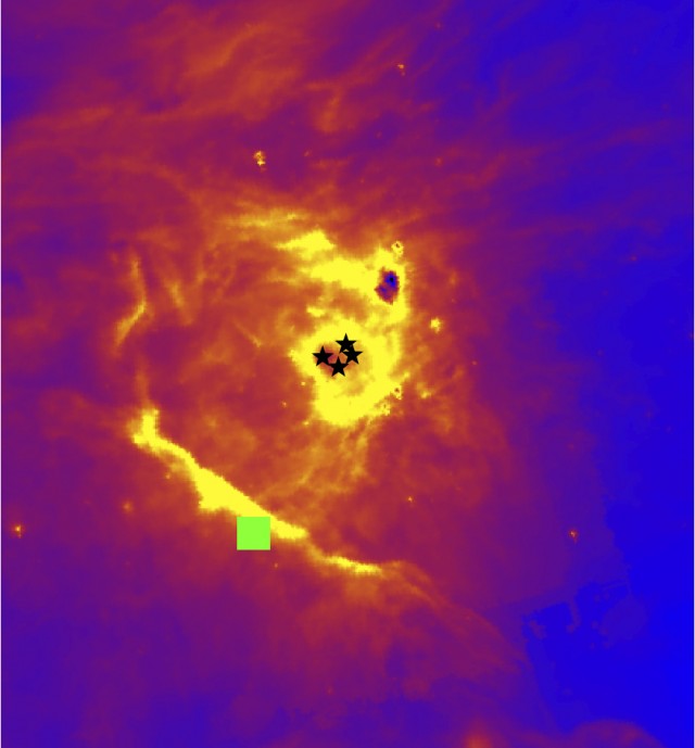 Imagen del centro de la nebulosa de Orión en el infrarrojo (a 8 micras) tomada por la cámara IRAC a bordo del telescopio espacial Spitzer (datos procedentes del archivo público de NASA/Spitzer). A estas longitudes de onda la emisión está dominada por hidrocarburos aromáticos policíclicos (HAPs). Se muestra también la posición del cúmulo del Trapezio (marcadas con estrellas) y la región estudiada en este trabajo (el recuadro verde). Créditos: NASA/Spitzer; Javier R. Goicoechea.