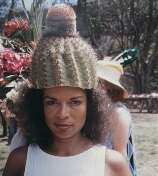 Bianca Jagger con gorro de cactus