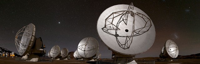 ALMA, la “paparazzi” de las estrellas más frías. Crédito: ESO/B. Tafreshi (twanight.org).