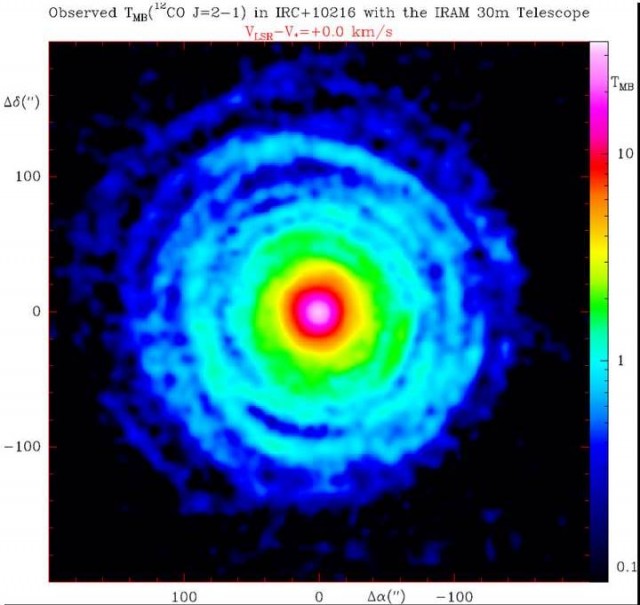 Sección central de una serie de imágenes que, al igual que en un escaneado, nos permiten distinguir la distribución de la materia en torno a la estrella IRC+10216. Los datos para componer esta imagen han sido obtenidos por el telescopio IRAM 30m.