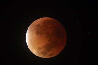 La Luna, con el característico tono rojizo de los eclipses totales, a las 4:44.