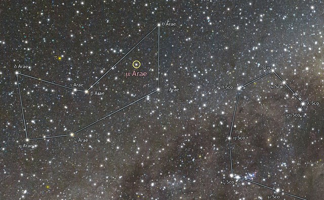 Ampliación de la imagen anterior, mostrando ahora únicamente la constelación de Ara con Mu Arae y alrededores. Las estrellas más brillantes de la constelación del Altar y de la cola del Escorpión están identificadas. Crédito: Ángel R. López-Sánchez.