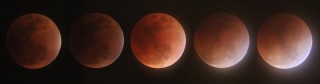 La Luna saliendo de la totalidad del eclipse.