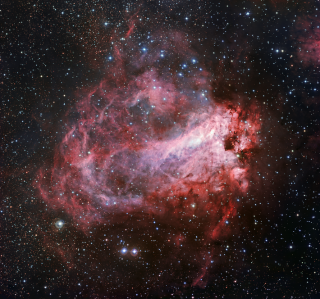 Sensacional toma de la nebulosa M 17 conseguida con el instrumento Wide Field Imager (WFI) instalado en el Telescopio MPG/ESO de 2.2 metros, en el Observatorio de la La Silla (Chile), perteneciente al Observatorio Europeo Austral. Se usaron filtros en colores azules, verdes y rojos, más el filtro especial en hidrógeno-alfa (al que se le asignó también el color rojo) que sólo ve el gas de la nebulosa. Crédito de la imagen: Observatorio Europeo Austral (ESO).