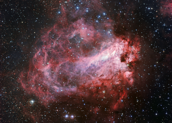Sensacional toma de la nebulosa M 17 conseguida con el instrumento Wide Field Imager (WFI) instalado en el Telescopio MPG/ESO de 2.2 metros, en el Observatorio de la La Silla (Chile), perteneciente al Observatorio Europeo Austral. Se usaron filtros en colores azules, verdes y rojos, más el filtro especial en hidrógeno-alfa (al que se le asignó también el color rojo) que sólo ve el gas de la nebulosa. Crédito de la imagen: Observatorio Europeo Austral (ESO).