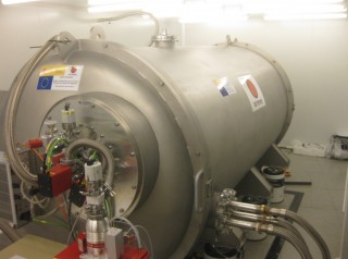 Taque de vacío conteniendo el espectrógrafo infrarrojo de CARMENES. Este tanque es idéntico al que se ha diseñado para el brazo óptico. Ambos tienen unos 3 metros de largo y un diámetro de 1.5 metros, con los componentes optomecánicos en su interior. Cada tanque de vacío está en una sala climatizada para mantener la temperatura muy estable. Crédito: Consorcio CARMENES.