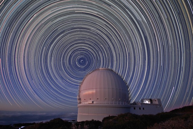 Estrellas circumpolares sobre telescopio William Herschel