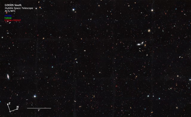 Esta imagen conseguida con el Telescopio Espacial Hubble revela miles de galaxias a lo largo de miles de millones de años luz de espacio. Aparecen muchísimos objetos lejanos que sólo se ven en colores infrarrojos (en rojo). El análisis de esta imagen y otras similares obtenidas por el cartografiado “GOODS” (“Great Observatories Origins Deep Survey) han servido para estimar que el Cosmos posee 2 billones de galaxias, aunque el 90% de estos objetos son demasiado débiles o están demasiado lejos para verse con los telescopios actuales. Crédito: NASA and ESA, equipo GOODS, y M. Giavialisco (University of Massachusetts, Amherst).