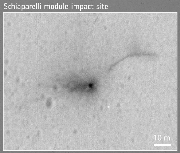 Cráter originado por el impacto del aterrizador Schiaaparelli sobre la superfice marciana el 19 de octubre de 2016, tal y como fue observado unos días más tarde por el instrumento HiRISE a bordo de la sonda MRO NASA). Crédito: (ESA/NASA/JPL-Caltech/Univ. of Arizona.