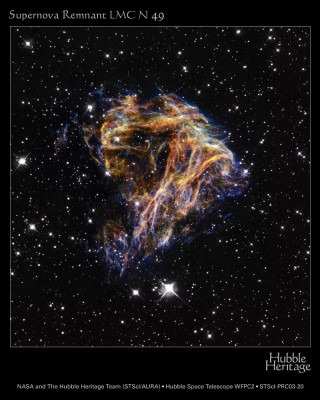 Resto del supernova LMC N 49, dentro de la Gran Nube de Magallanes, observado por el Telescopio Espacial Hubble usando filtros en [O III] (azul), H-alpha (verde) y [S II] (rojo). Crédito: NASA y The Hubble Heritage Team (STScI/AURA).