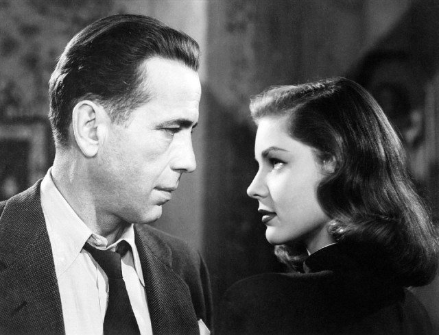 La mítica pareja cinematográfica que dio nombre a una disfonía vocal conocida como ‘Síndrome Bogart-Bacall’ (Imagen vía Pixabay.com)