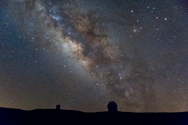 La Vía Láctea sobre el Observatorio del Roque de Los Muchachos (La Palma) en agosto de 2016. Crédito: Ángel R. López-Sánchez (AAO/MQU).