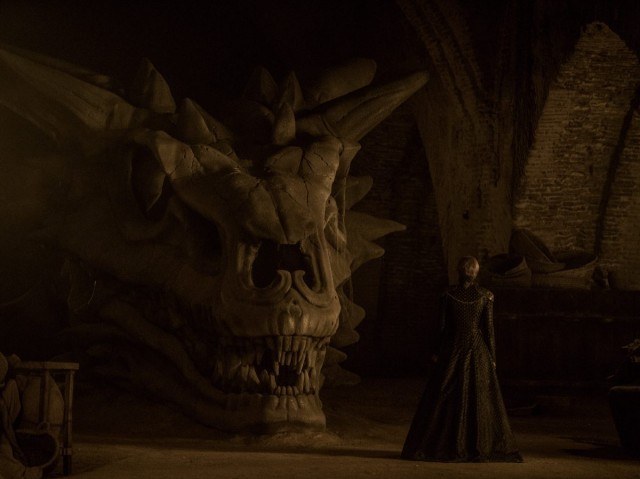 El impresionante cráneo de Balerion frente a Cersei Lannister. Fuente