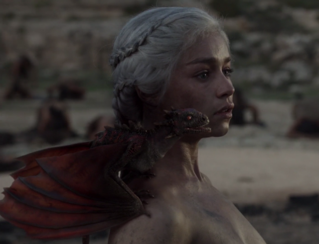 Drogon recién nacido sobre el hombro de Daenerys