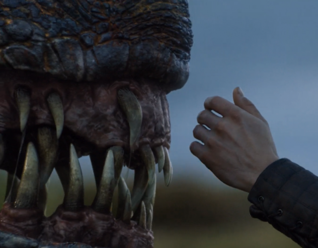 Detalle de los dientes de Drogon en comparación con la mano de Jon