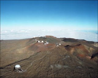 Y así de desangeladito quedaría en Mauna Kea (abajo a la izquierda). Se pueden ver también los telescopios gemelos Keck y el Subaru.