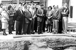 Imagen aparecida en prensa sobre la necrópolis judía aparecida en Valencia en 1996