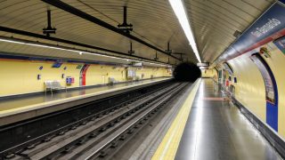 Estación de metro de San Bernardo, Madrid, sin viajeros.