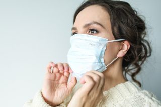 Mujer con mascarilla