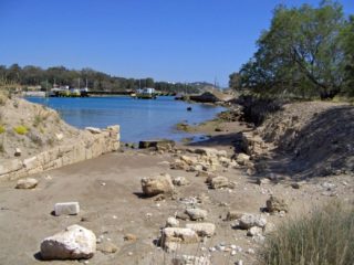 Rampa en el extremo occidental del Diolkos. (Imagen CC-BY-SA Heinz Schmitz).
