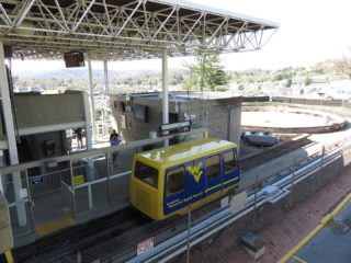 Estación del sistema PRT de la Universidad de Virginia Occidental, con un vehículo.