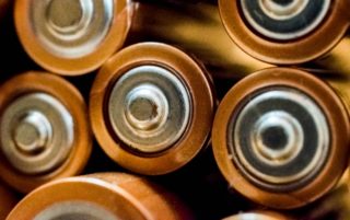 Primer plano de bornas de pilas alcalinas. (Foto: Hilary Halliwell/Pexels).