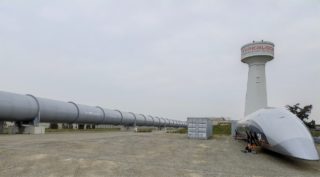 La campa de HTT. Muestra el prototipo de tubo a la izquierda y el fuselaje de la Quintero One a la derecha.