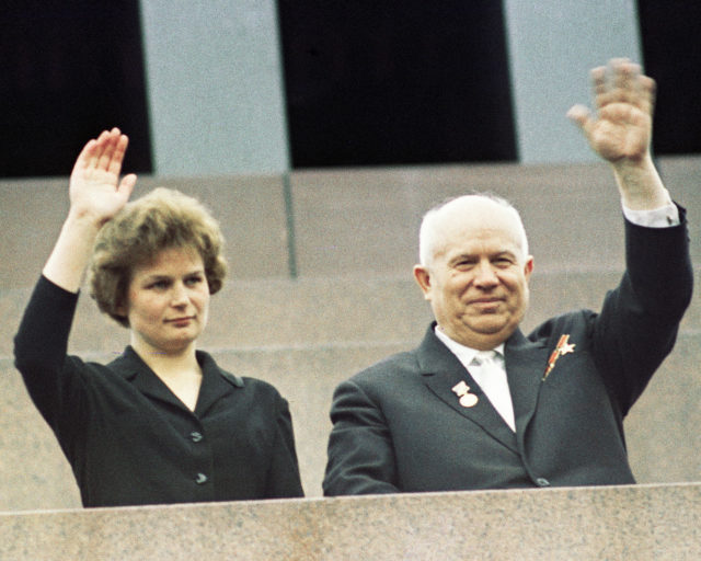 Valentina Tereshkova y Nikita Khrushchev celebrando el éxito de las misiones Vostok 5 y 6. Fuente: RIA Novósti/Sputnik.