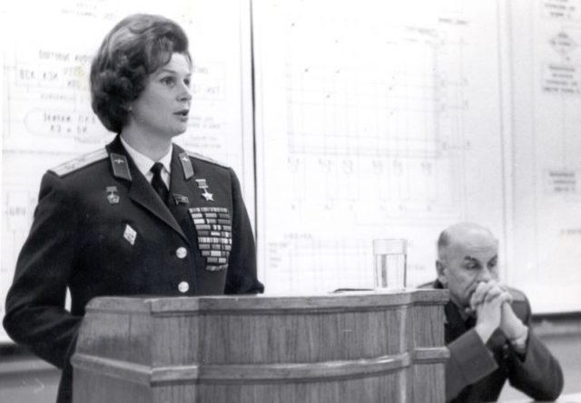 Valentina Tereshkova defiende su tesis para obtener el título de doctor en ingeniería aeronáutica en 1976. Fuente: Museo-Reserva Estatal de Historia, Arquitectura y Arte de Yaroslavl.