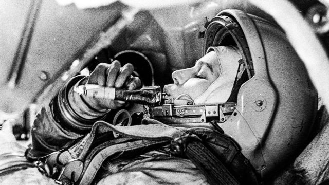 Valentina Tereshkova come de un tubo durante un entrenamiento. Fuente: Corbis/Hulton-Deutsch Collection.