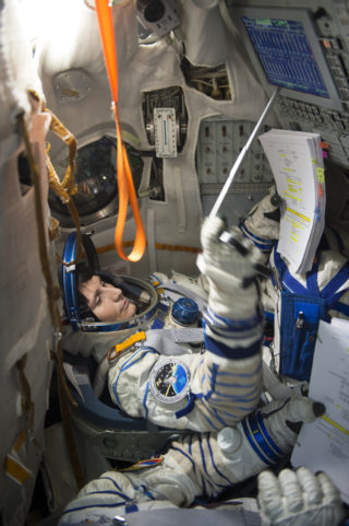 Samantha Cristoforetti, astronauta de la ESA, usa el puntero en un simulador de cápsula Soyuz en el Centro de Entrenamiento de Cosmonautas Gagarin. Fuente: ESA.