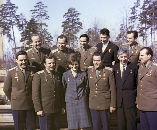 Cosmonautas soviéticos. Primera fila, de izquierda a derecha: Vladímir Komarov (Voskhod 1), Yuri Gagarin (Vostok 1), Valentina Tereshkova (Vostok 6), Andrián Nikoláyev (Vostok 3), Konstantín Feoktístov (Voskhod 1), Pável Beliáyev (Voskhod 2). Segunda fila: Alekséi Leónov (Voskhod 2), Guerman Titov (Vostok 2), Valeri Bykovsky (Vostok 5), Boris Yegorov (Voskhod 1), y Pavel Popovich (Vostok 4). Fuente: Alexander Mokletsov.