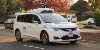 Monovolumen Chrysler Pacifica Hybrid de Waymo en pruebas en Los Altos, California, 2017.