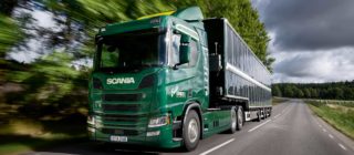 Camión semirremolque híbrido con paneles solares en la caja.