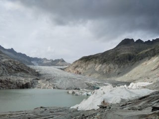 Glaciar del Ródano. En primer término, la cueva cubierta de mantas.
