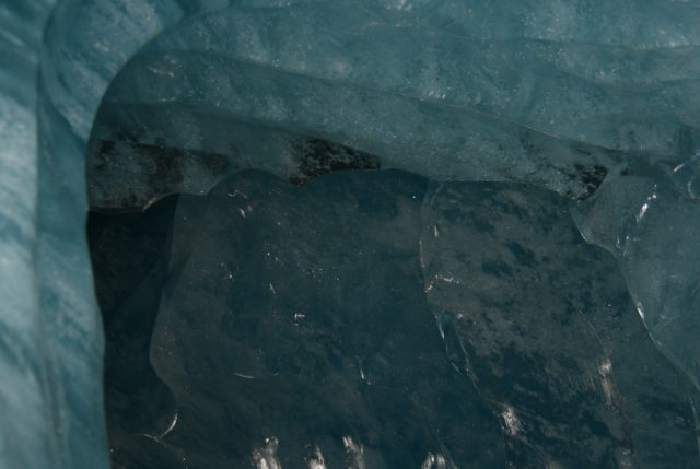 Interior de la gruta turística en 2016. Se puede apreciar la existencia de sedimentos y suciedad en el hielo.