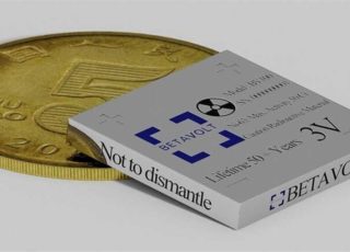 Imagen de síntesis de una pila betavoltaica de Betavolt. La pila, un cuadrado gris, descansa sobre una moneda de 5 jiao (medio yuan). La moneda es de 20,5 mm de diámetro, y la pila tiene un lado de 15 mm.