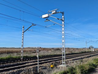 Prototipo del sensor de comportamiento dinámico del contacto pantógrafo-catenaria TELICE DYNTACT® instalado en su ubicación definitiva.